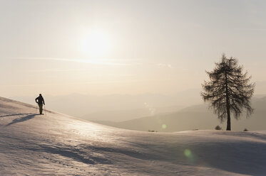 Italien, Trentino-Südtirol, Südtirol, Bozen, Seiser Alm, Mittlerer erwachsener Mann auf Skitour am Morgen - MIRF000152