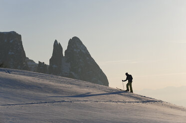 Italien, Trentino-Südtirol, Südtirol, Bozen, Seiser Alm, Mittlerer erwachsener Mann auf Skitour am Morgen - MIRF000154