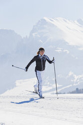 Italien, Trentino-Südtirol, Südtirol, Bozen, Seiser Alm, Mittlere erwachsene Frau beim Skilanglauf - MIRF000157