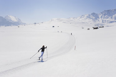 Italien, Trentino-Südtirol, Südtirol, Bozen, Seiser Alm, Mittlere erwachsene Frau beim Skilanglauf - MIRF000161