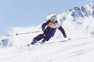 Italien, Trentino-Südtirol, Südtirol, Bozen, Seiser Alm, Mittlere Erwachsene Frau beim Skifahren - MIRF000165