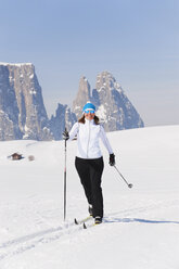 Italien, Trentino-Südtirol, Südtirol, Bozen, Seiser Alm, Seniorin beim Skilanglauf - MIRF000169