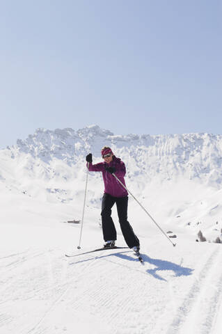 Italien, Trentino-Südtirol, Südtirol, Bozen, Seiser Alm, Junge Frau beim Skilanglauf, lizenzfreies Stockfoto