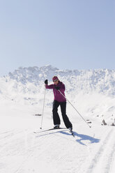 Italien, Trentino-Südtirol, Südtirol, Bozen, Seiser Alm, Junge Frau beim Skilanglauf - MIRF000171