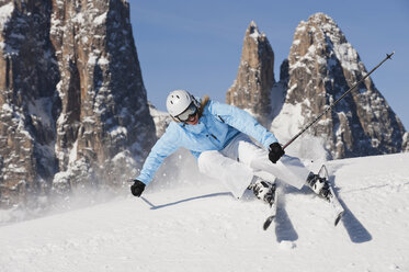 Italien, Trentino-Südtirol, Südtirol, Bozen, Seiser Alm, Junge Frau beim Skifahren am Berg - MIRF000172