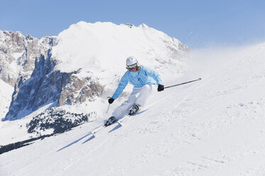 Italien, Trentino-Südtirol, Südtirol, Bozen, Seiser Alm, Junge Frau beim Skifahren am Berg - MIRF000173