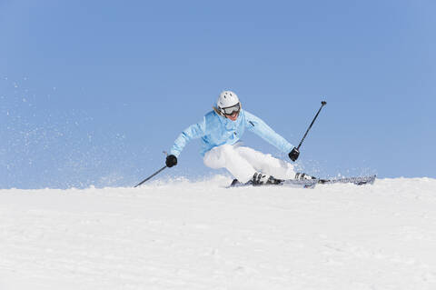 Italien, Trentino-Südtirol, Südtirol, Bozen, Seiser Alm, Junge Frau beim Skifahren, lizenzfreies Stockfoto