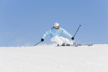 Italien, Trentino-Südtirol, Südtirol, Bozen, Seiser Alm, Junge Frau beim Skifahren - MIRF000175