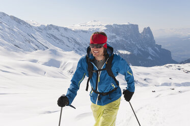 Italien, Trentino-Südtirol, Südtirol, Bozen, Seiser Alm, Mittlerer Erwachsener Mann auf Skitour - MIRF000176