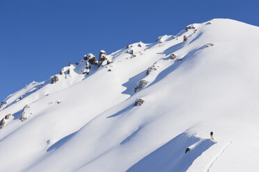 Italien, Trentino-Südtirol, Südtirol, Bozen, Seiser Alm, Mittlerer Erwachsener beim Skifahren am Berg - MIRF000177