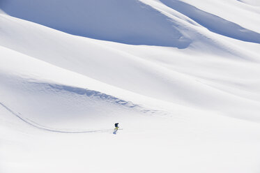 Italien, Trentino-Südtirol, Südtirol, Bozen, Seiser Alm, Mittlerer Erwachsener Mann auf Skitour - MIRF000178