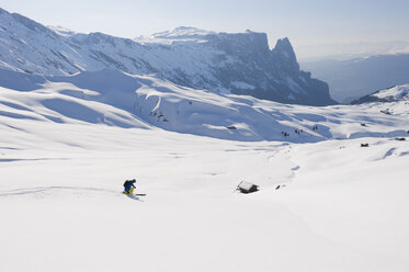 Italien, Trentino-Südtirol, Südtirol, Bozen, Seiser Alm, Mittlerer Erwachsener Mann auf Skitour - MIRF000179