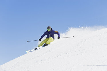 Italien, Trentino-Südtirol, Südtirol, Bozen, Seiser Alm, Mittlerer Erwachsener Mann auf Skitour - MIRF000181