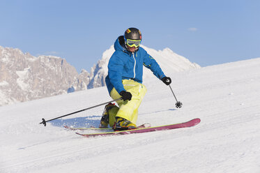 Italien, Trentino-Südtirol, Südtirol, Bozen, Seiser Alm, Mittlerer Erwachsener Mann auf Skitour - MIRF000182