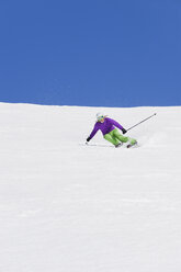 Italien, Trentino-Südtirol, Südtirol, Bozen, Seiser Alm, Junge Frau beim Skifahren - MIRF000189