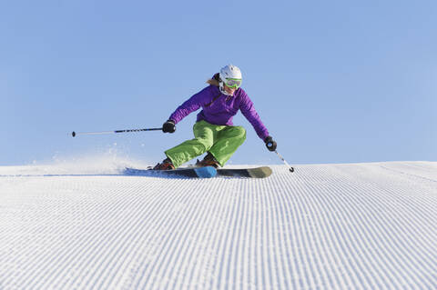 Italien, Trentino-Südtirol, Südtirol, Bozen, Seiser Alm, Junge Frau beim Skifahren, lizenzfreies Stockfoto