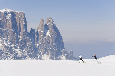 Italien, Trentino-Südtirol, Südtirol, Bozen, Seiser Alm, Zwei Frauen beim Skilanglauf am Berg - MIRF000195