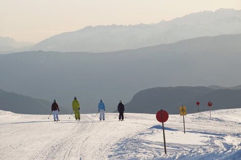 Italien, Trentino-Südtirol, Südtirol, Bozen, Seiser Alm, Personengruppe auf Skitour - MIRF000199