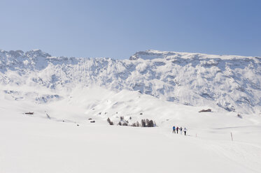 Italien, Trentino-Südtirol, Südtirol, Bozen, Seiser Alm, Personengruppe auf Skitour - MIRF000200