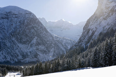 Deutschland, Bayern, Blick auf Winterlandschaft im Karwendelgebirge - MIRF000201