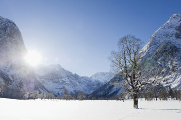 Deutschland, Bayern, Blick auf Winterlandschaft im Karwendelgebirge - MIRF000204