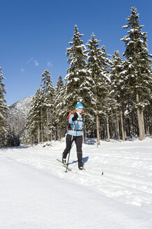 Deutschland, Bayern, Seniorin beim Skilanglauf in Winterlandschaft - MIRF000210