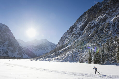 Deutschland, Bayern, Seniorin beim Skilanglauf im Karwendelgebirge - MIRF000211