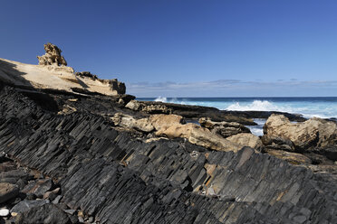 Spain, Canary Islands, Fuerteventura, Istmo de la Pared, Playa de Barlovento, Basalt rocks at beach - SIEF001303