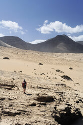 Spain, Canary Islands, Fuerteventura, Jandia, El Jable, Barlovento, hiker walking through sand dune - SIEF001316
