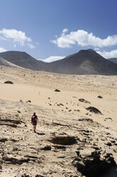 Spanien, Kanarische Inseln, Fuerteventura, Jandia, El Jable, Barlovento, Wanderer auf einer Sanddüne - SIEF001316