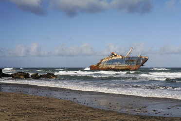Spain, Canary Islands, Fuerteventura, Pajara, Shipwreck American Star near garcey beach - SIEF001264