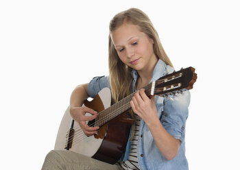 Mädchen spielt Gitarre vor weißem Hintergrund - WWF001896