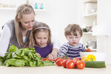 Deutschland, Bayern, München, Mutter, Tochter und Sohn bereiten Salat zu - RBF000681