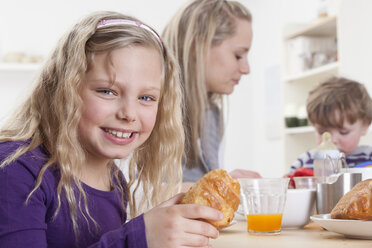 Deutschland, Bayern, München, Mutter, Tochter und Sohn beim Frühstück - RBF000684