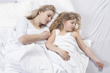 Deutschland, Bayern, München, Mutter und Tochter schlafen auf dem Bett - RBF000687