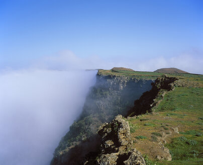 Spanien, Kanarische Inseln, El Hierro, Blick auf Wolken über Berg - SIEF001322