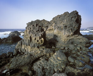 Spain, Canary Islands, El Hierro, Charco Azul, basalt rock at sea side - SIE001326