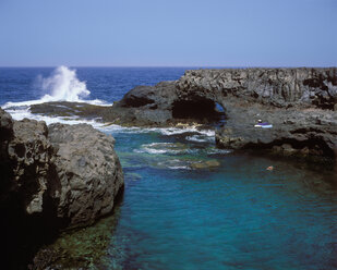 Spanien, Kanarische Inseln, El Hierro, Charco Manso, Blick aufs Meer mit Felsformation - SIE001334