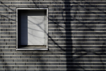 Deutschland, München, Gemauertes Haus mit verschlossenem Fenster - TC001439