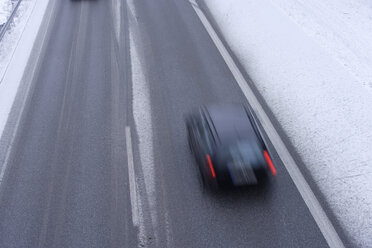 Deutschland, Oberbayern, Bundesautobahn 95, Deutsche Autobahnen, Auto fährt in Geschwindigkeit auf Autobahn - TCF001449