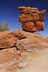 USA, Colorado, Colorada Springs, Garden of the Gods, View of sandstone balancing rock in public park - PSF000555