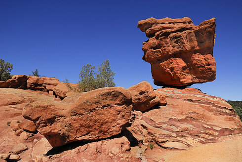USA, Colorado, Colorada Springs, Garten der Götter, Blick auf Sandstein balancierenden Felsen in öffentlichem Park - PSF000557