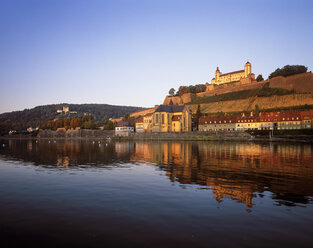 Germany, Bavaria, Wuerzburg, Franconia, View of main river with st. Burkard church and marienberg fortress in background - SIEF001336