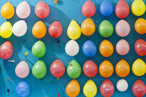 Deutschland, Bayern, München, Bunte Luftballons und Dart auf dem Oktoberfest, lizenzfreies Stockfoto