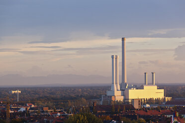 Deutschland, Bayern, München, Blick auf Müllverbrennungsanlage und Kraftwerk - FOF003321