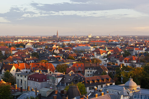 Deutschland, Bayern, München, Blick auf Stadtbild mit überfüllten Häusern und Dach - FOF003322