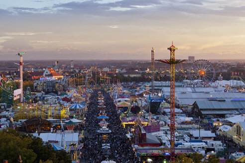 Deutschland, Bayern, München, Blick auf den Oktoberfestplatz in der Abenddämmerung - FOF003323