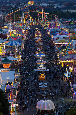 Deutschland, Bayern, München, Blick auf das Oktoberfest bei Nacht, lizenzfreies Stockfoto