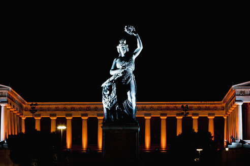 Deutschland, Bayern, München, Beleuchtete Bavaria-Statue und Ruhmeshalle während des nächtlichen Oktoberfestes - FOF003333