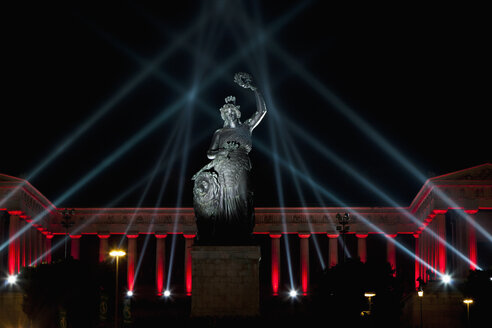 Deutschland, Bayern, München, Beleuchtete Bavaria-Statue und Ruhmeshalle während des nächtlichen Oktoberfestes - FO003335